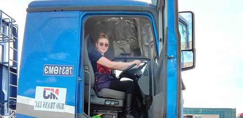 Нүүрс тээвэрлэгч эмэгтэй